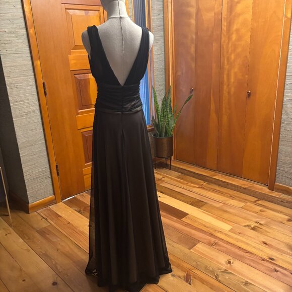 JS Boutique Elegant Black Evening Gown - Picture 3 of 7